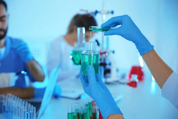 Estudiante de medicina trabajando en laboratorio científico moderno, primer plano — Foto de Stock
