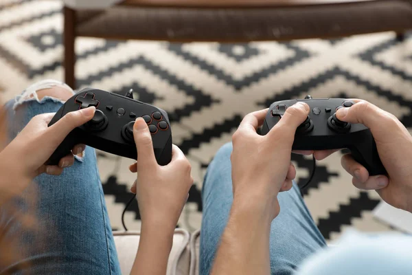 Pareja joven jugando videojuegos en casa, primer plano — Foto de Stock