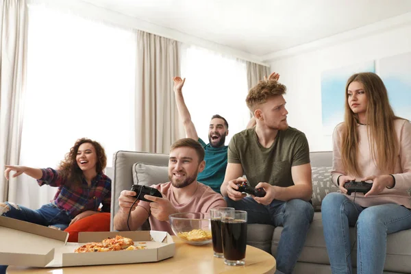 Emocjonalnych przyjaciół grając w gry wideo w domu — Zdjęcie stockowe