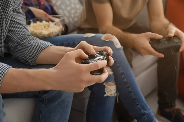 Grupa przyjaciół grających w gry wideo w domu, zbliżenie — Zdjęcie stockowe