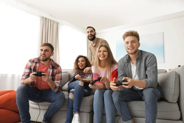Emotionele vrienden spelen van video games thuis — Stockfoto