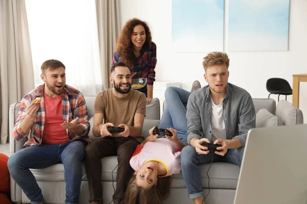 Emotionale Freunde, die zu Hause Videospiele spielen — Stockfoto