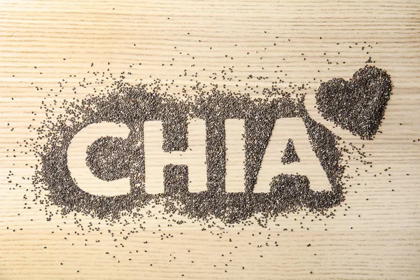 Kelime Chia ve kalp tahtadan arka planda tohumdan yapılmış, üst görünüm