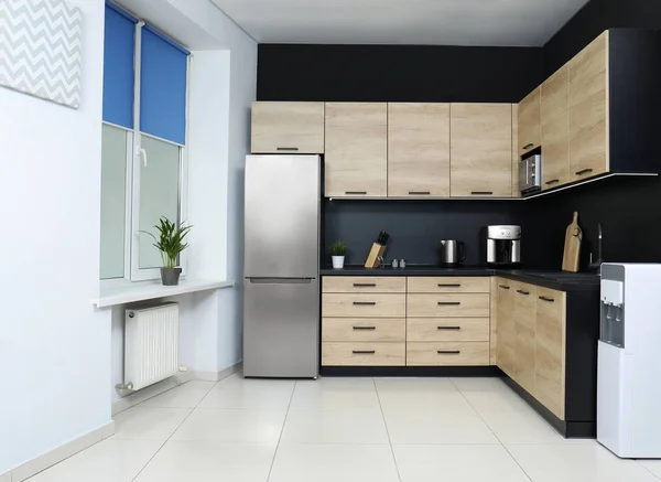 Intérieur de cuisine moderne confortable avec de nouveaux meubles et appareils — Photo