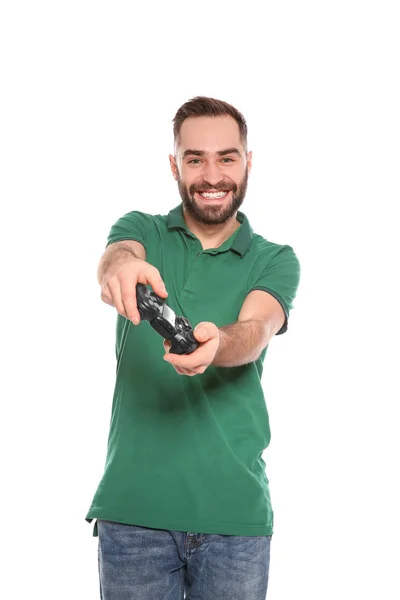 Эмоциональный молодой человек играет в видеоигры с контроллером изолированы на белом — стоковое фото