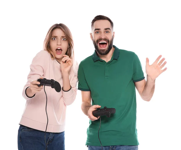 Coppia emotiva che gioca ai videogiochi con controller isolati su bianco — Foto Stock