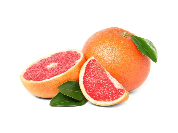 Egész és vágott érett grapefruit elszigetelt fehér — Stock Fotó