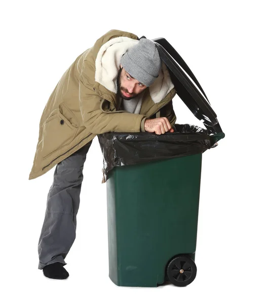 Arme dakloze man graven in trash bin geïsoleerd op wit — Stockfoto