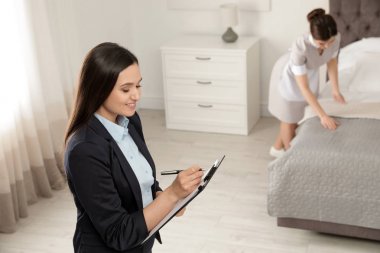Otel odasında hizmetci çalışma kontrol Temizlik Hizmetleri Yöneticisi