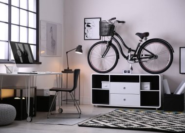 Modern bisiklet ile şık odası iç. Yenilikçi tasarım