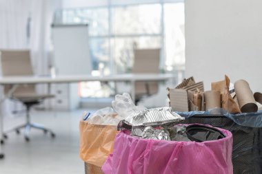 Modern ofiste tam çöp kutuları, metin alanı. Atık geri dönüşümü