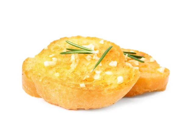 Шматочки смачного часникового хліба з травами ізольовані на білому — стокове фото