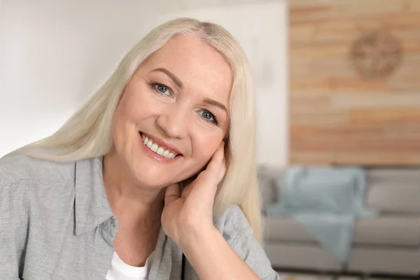 Porträt einer reifen Frau im Wohnzimmer — Stockfoto