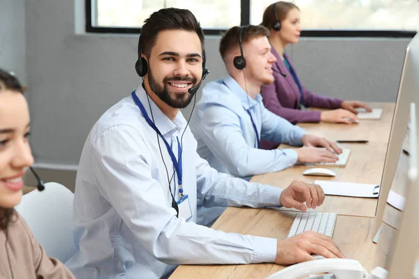 Technischer Support Operator arbeitet mit Kollegen im Büro — Stockfoto