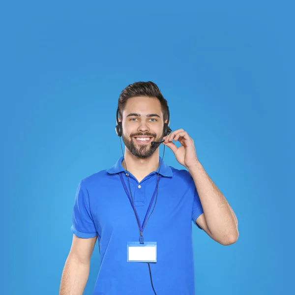 Portret van de operator voor technische ondersteuning met headset op kleur achtergrond — Stockfoto