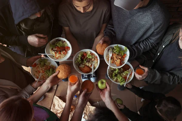 Pobres personas con platos de comida en el interior, vista desde arriba — Foto de Stock