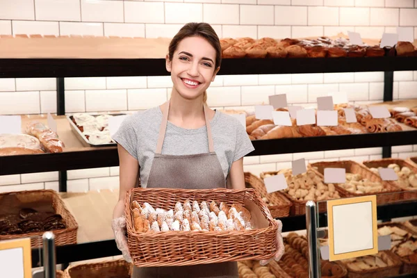 Donna con vassoio di vimini di pasticceria in pasticceria — Foto Stock