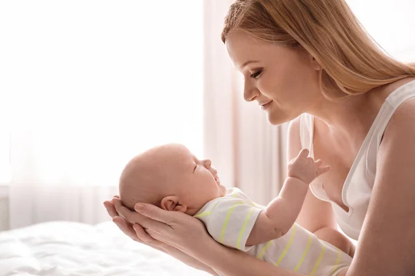 Mutter mit ihrem kleinen Baby im Schlafzimmer — Stockfoto