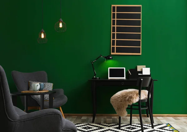 Moderno salón interior con lugar de trabajo cerca de la pared verde — Foto de Stock