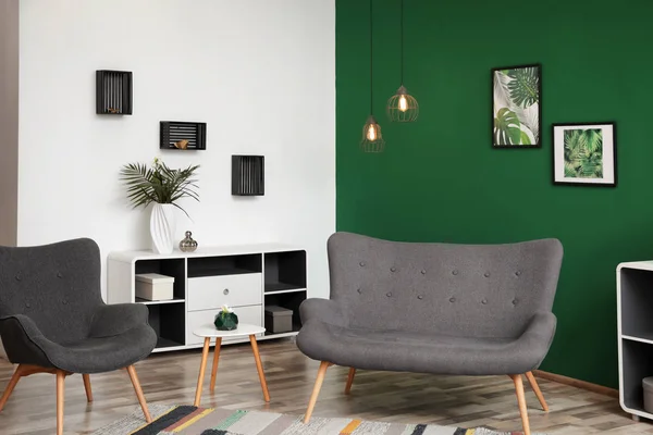Moderno salón interior elegante sofá cerca de la pared verde — Foto de Stock