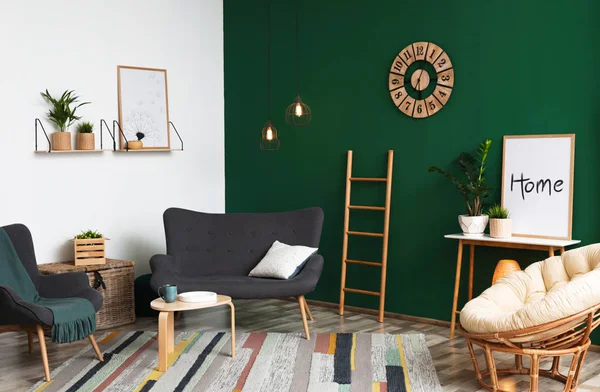 现代客厅内部时尚沙发靠近绿色墙 — 图库照片