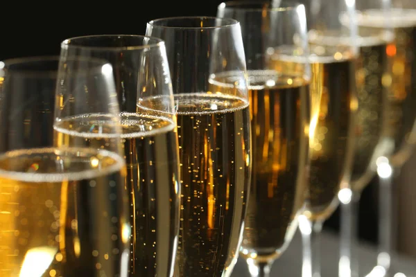 Copos de champanhe no fundo escuro, close-up — Fotografia de Stock