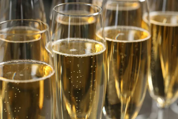 Veel glazen champagne als achtergrond, close-up bekijken — Stockfoto