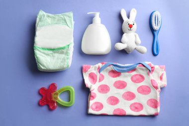 Renk arka plan üzerinde bebek aksesuarları ile düz yatıyordu kompozisyon