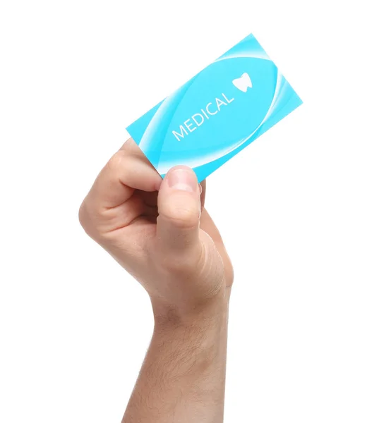 Człowiek trzyma wizytówkę na białym tle, zbliżenie. Usługi medyczne stomatologiczne — Zdjęcie stockowe