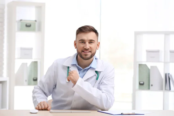 Medico maschio che utilizza la video chat sul posto di lavoro, vista dalla prospettiva della fotocamera — Foto Stock