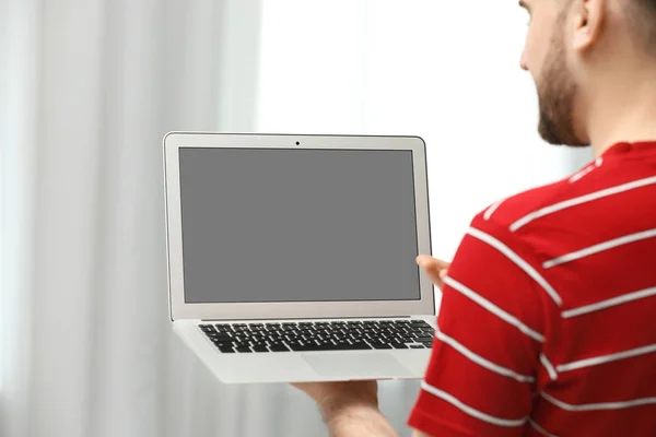 Egy fiatalember videóchatel a laptopon, zárt ajtók mögött, közelről. Tervezési hely — Stock Fotó