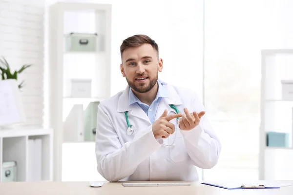 Médico masculino usando bate-papo por vídeo no local de trabalho, vista da perspectiva da câmera — Fotografia de Stock