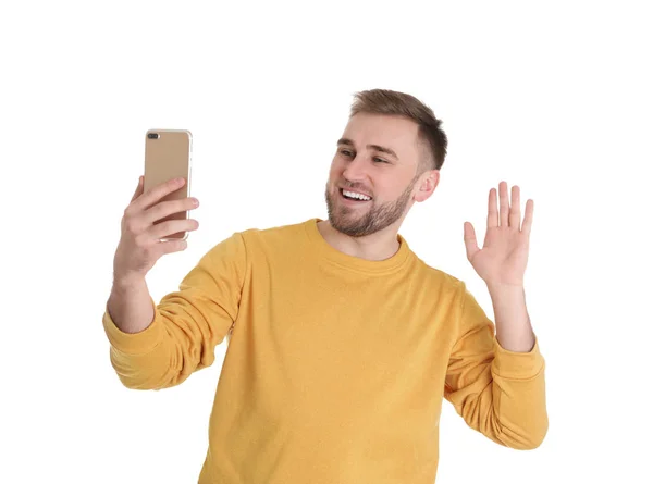 白い背景にスマートフォンでビデオチャットを使用して若い男 — ストック写真
