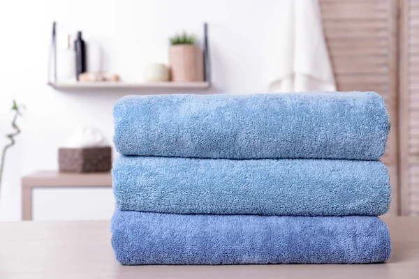 Stos świeżych ręczników na stole w łazience — Zdjęcie stockowe