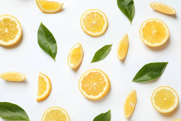 Fresh lemons and leaves on white background, top view. Citrus fruits — Stock Photo, Image