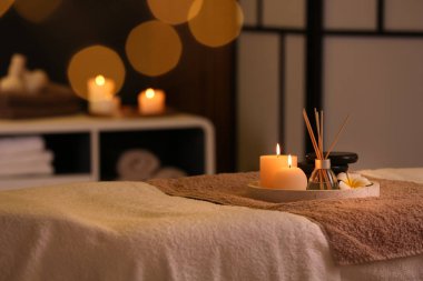 Yanan mumlar ve aromatik saz lık spa salonunda masada, metin için alan
