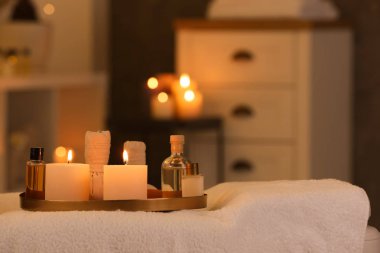 Kozmetik ve spa salonunda masaj masasında mum yakma, metin için alan
