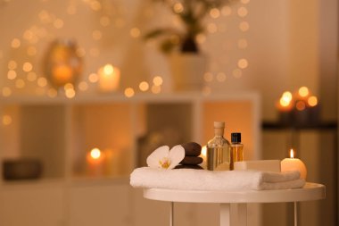 Spa malzemeleri, güzellik salonunda masada yanan mum ve çiçek, metin için alan