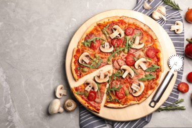 Masada fırında pişmiş lezzetli pizza ile Düz yatıyordu kompozisyon, metin için alan