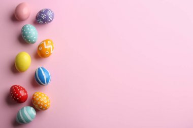 Düz renkli arka plan, metin için yer yumurta boyalı Paskalya bileşimi lay