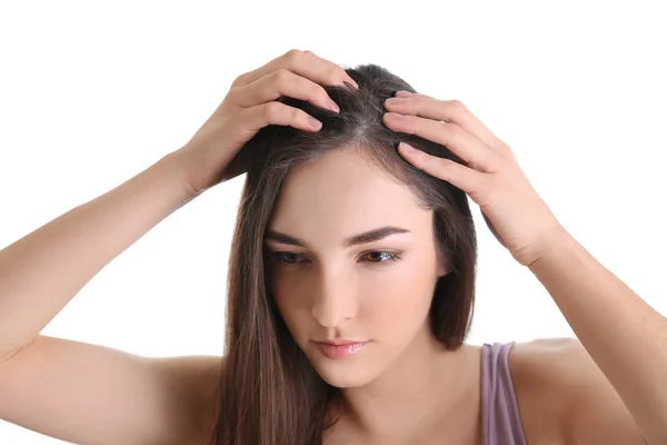 Jeune femme avec problème de perte de cheveux sur fond blanc — Photo