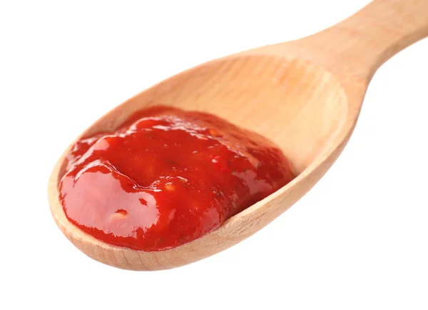 Cuchara de madera con salsa roja sobre fondo blanco — Foto de Stock