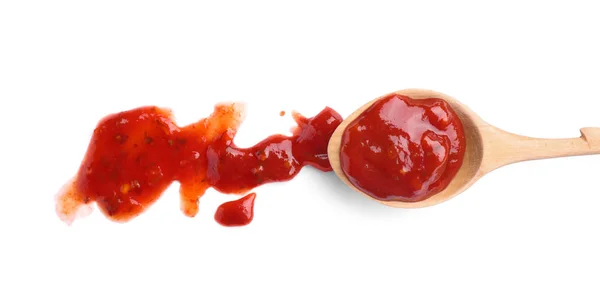 Holzlöffel und rote Sauce auf weißem Hintergrund, Draufsicht — Stockfoto