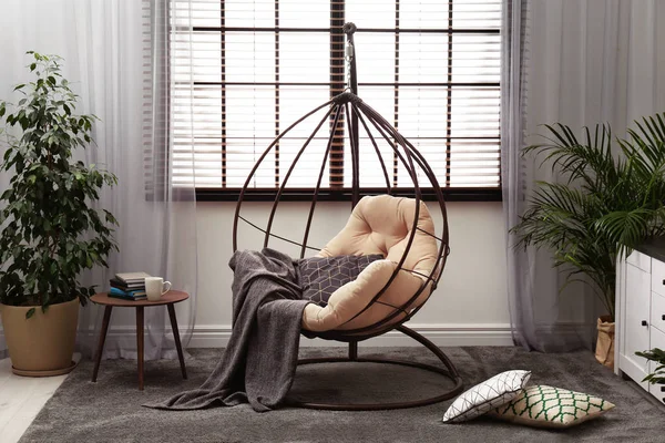 Elegante interior de la habitación moderna con silla oscilante —  Fotos de Stock