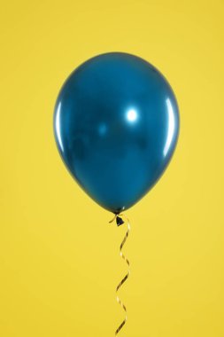 Renkli arka planda parlak balon. Kutlama zamanı