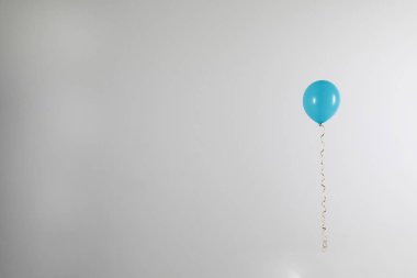 Açık arka planda parlak balon, metin için alan. Kutlama zamanı