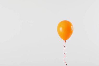 Açık arka planda parlak balon, metin için alan. Kutlama zamanı