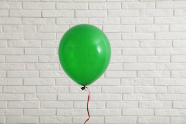 Tuğla duvara yakın parlak balon. Kutlama zamanı
