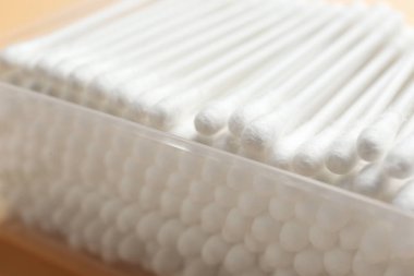 Renkli arka planda pamuk bezlerden ile Plastik Konteyner, çekim