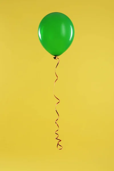 Balão brilhante sobre fundo de cor. Tempo de celebração — Fotografia de Stock